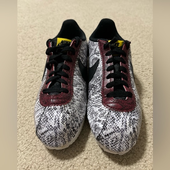 Nike Women’s 7.5 US Classic Cortez Leather Snakeskin Black White Red CT1557-100 - Picture 2 of 9